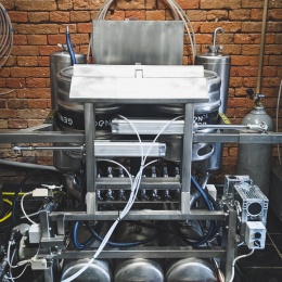 Automatická myčka a plnička KEG sudů pro minipivovary