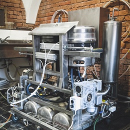 Automatická myčka a plnička KEG sudů pro pivovary