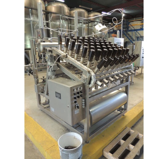 Automatická plnička pro nápoje ve skleněné láhvi