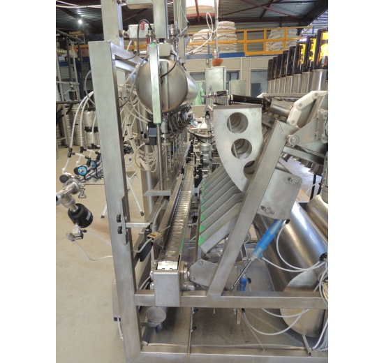 Automatická plnička (výstřik láhví + plnění láhví nápojem)