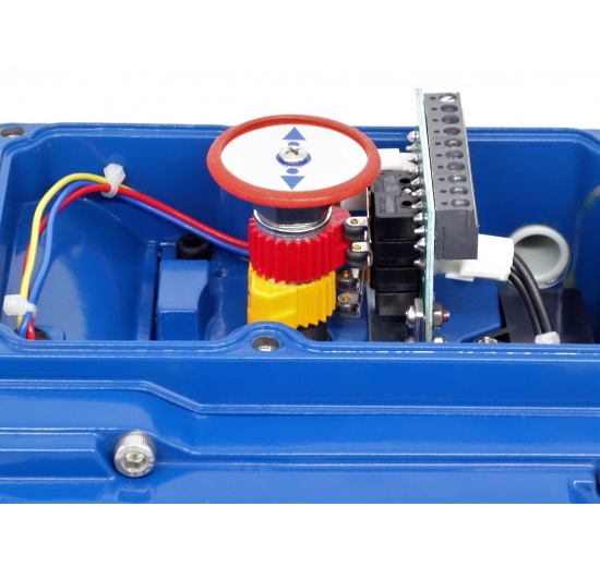 detail jednootáčkového elektrického servopohonu s mechanickým ovládáním