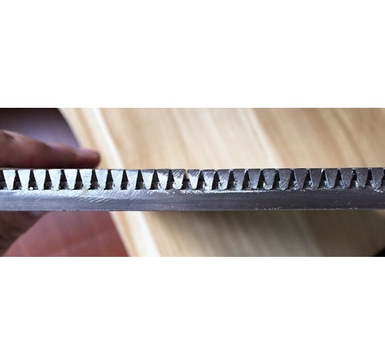 detail nerezového scezovacího síta, jenž se užívá v mnoha potravinářských oborech