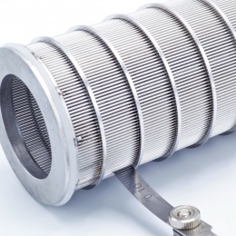 detail štěrbinového síta o průlině 0,1 mm