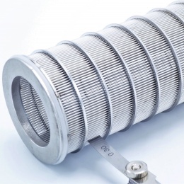 detail štěrbinového síta o průlině 0,3 mm