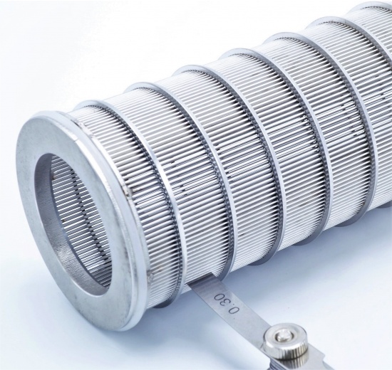 detail štěrbinového síta o průlině 0,3 mm