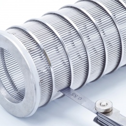 detail štěrbinového síta o průlině 0,55 mm