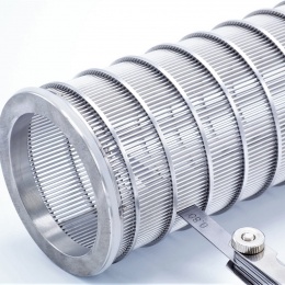 detail štěrbinového síta - průlina 0,8 mm (síto pro mladinový trubkový rohový filtr)