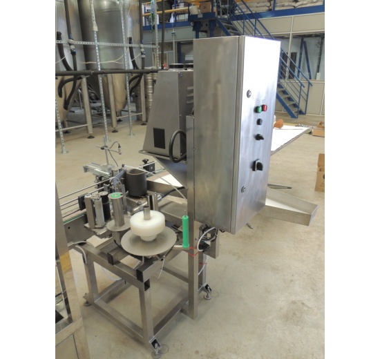 Etiketovací stroj pro pivovary