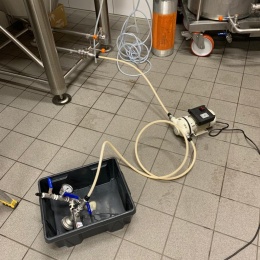 membránové čerpadlo v provozu