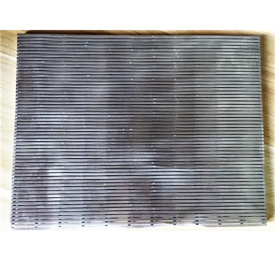 nerezové štěrbinové síto určené k zahušťování, scezování, odvodňování, protlačování, sušení a fermentaci v potravinářském a zpracovatelském průmyslu, v cukrovarnictví, ve sladovnách, pivovarech, čokoládovnách, v masném průmyslu aj.