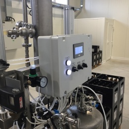 Plnička pro plnění nápojů do skla