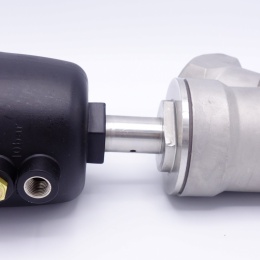 Pneumaticky ovládaný ventil se šikmým sedlem- 45°,  G-závit  2" těsnění PPL