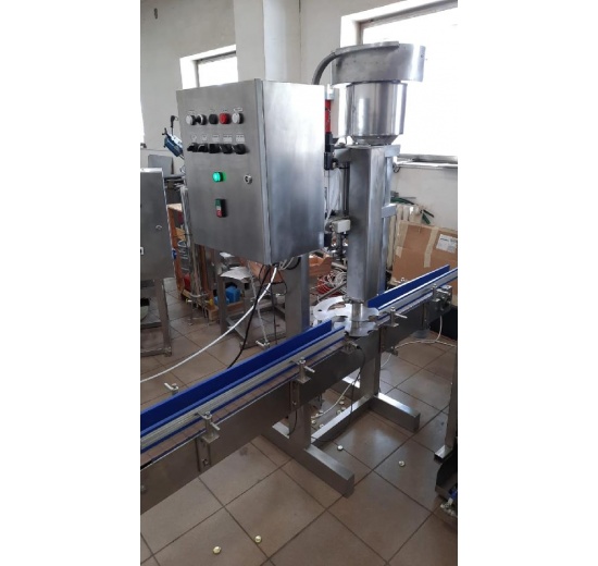 zátkovací stroj CM800, výkon 800 láhví/hod