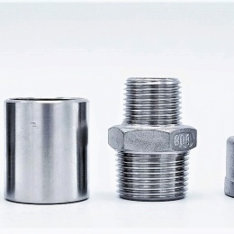 závitové fitinky z nerezové oceli AISI 304, mají trubkové závity dle DIN/ISO 2999-R